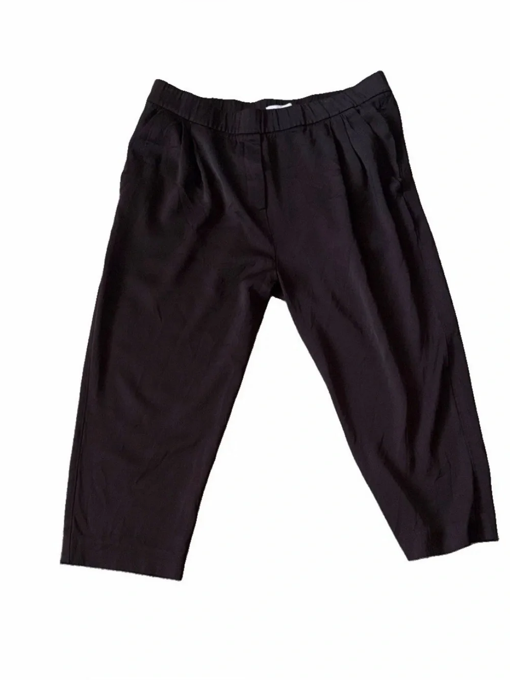 A sleek pair of Reiss women’s trousers in classic black, designed with a comfort